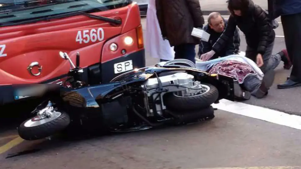 Herido grave un motorista al colisionar con un autobús en Zaragoza.