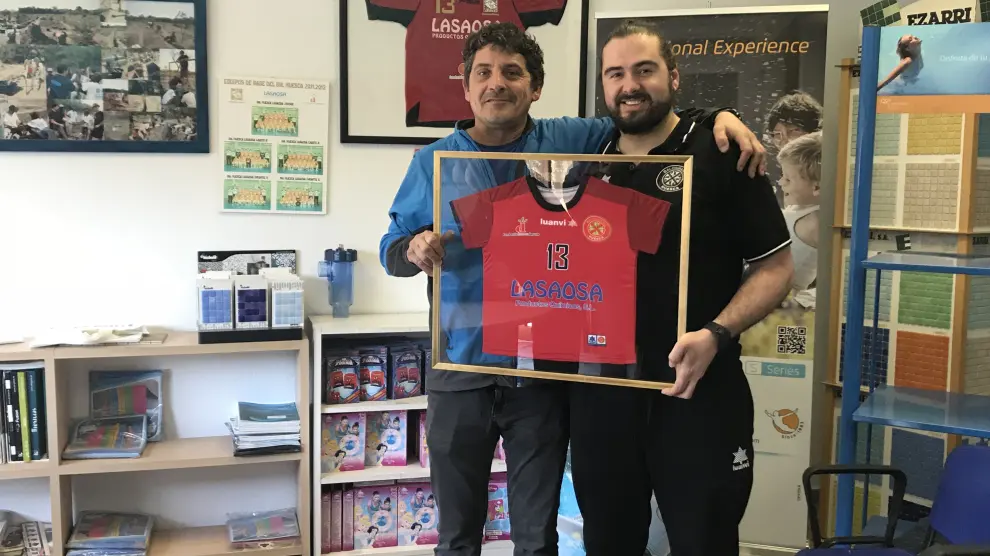 Néstor Oliva, coordinador de la base del BM Huesca junto a Toño Lasaosa, patrocinador de la cantera del club.
