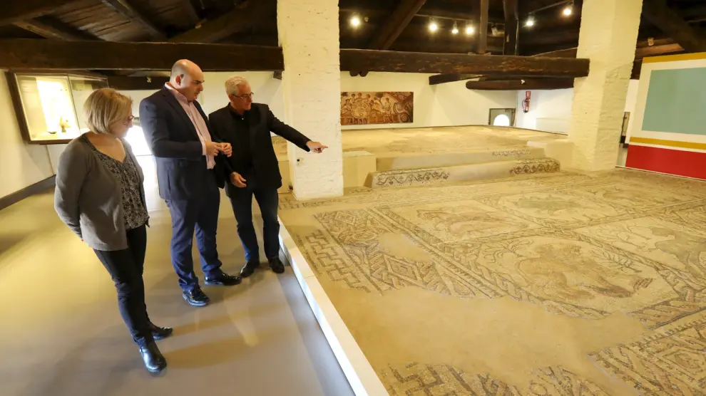 Pilar Punter -restauradora- Juan Carlos Gracia Suso -diputado del Museo- y Jaime Vicente -director del museo-, junto al mosaico restaurado.