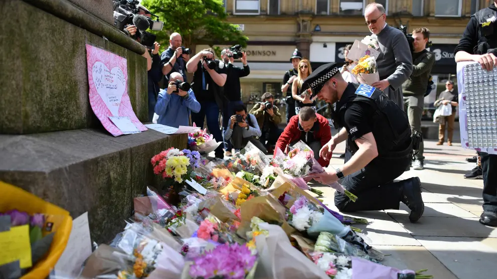 Notas, peluches y flores recordaron a las víctimas en el centro de Mánchester en los días posteriores al atentado.