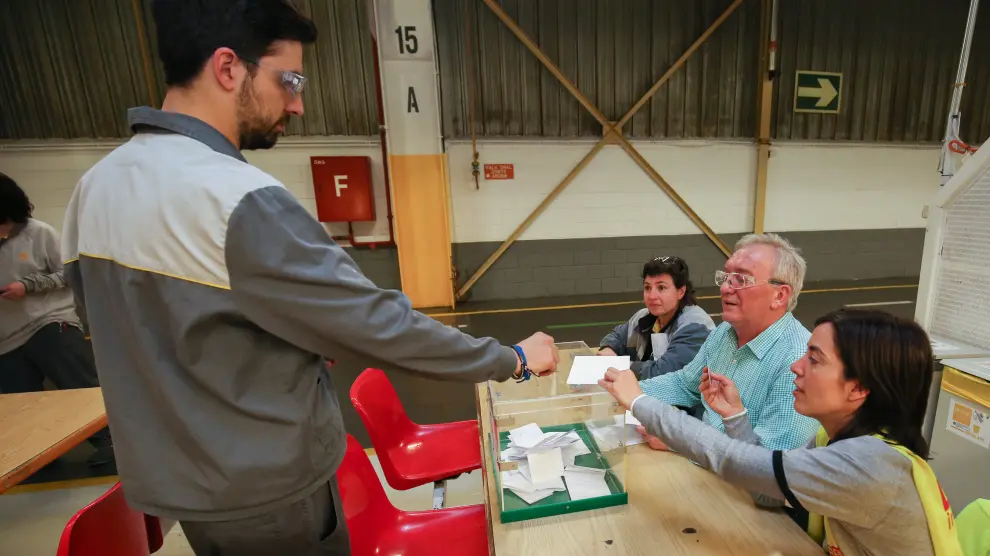 Un trabajador vota en el referéndum convocado en la planta de Figueruelas.
