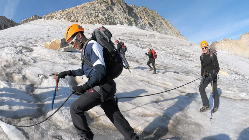 Montañeros en el glaciar del Aneto, de camino a la mítica cumbre.