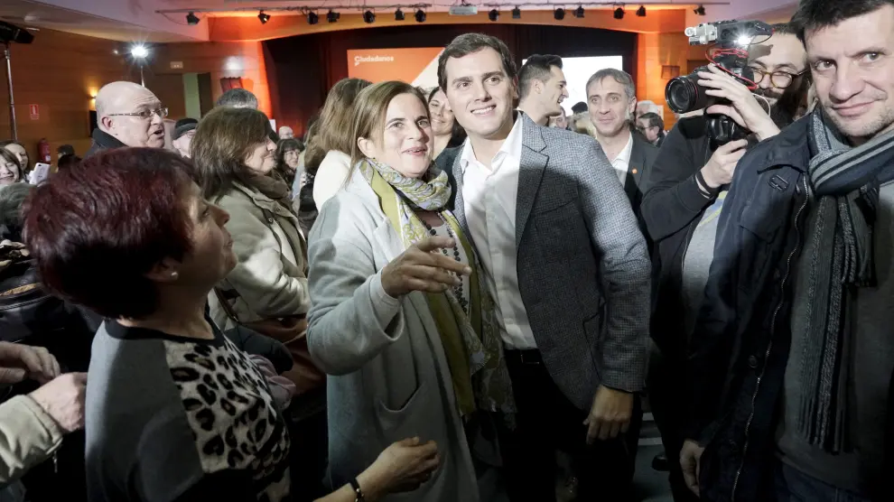 El presidente de Ciudadanos, Albert Rivera, se hace una foto con una simpatizante al terminar el mitin en Teruel.