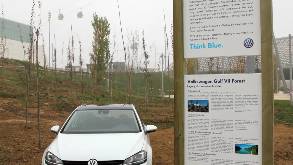 Retiran una placa del bosque de Volkswagen en el parque del Agua