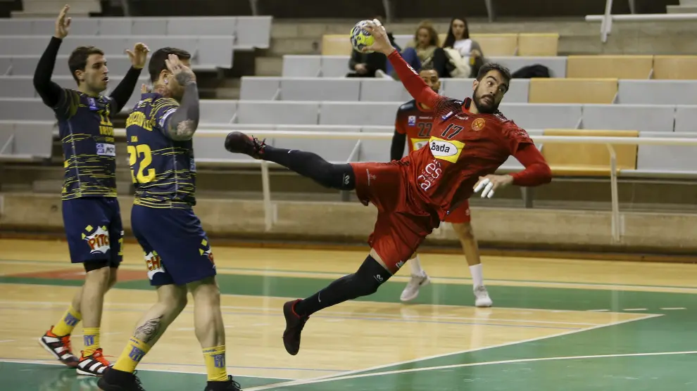 Gonzalo Carró se dispone a lanzar desde los seis metros durante el amistoso que jugó el Bada contra su rival de este viernes, el Bidasoa.
