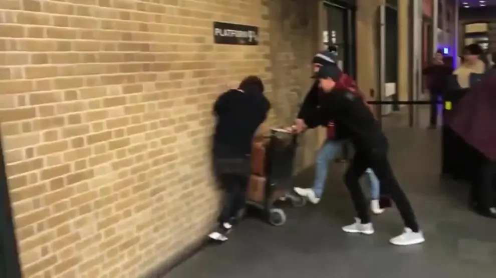 Un fan de Harry Potter intenta cruzar el andén 9 ¾