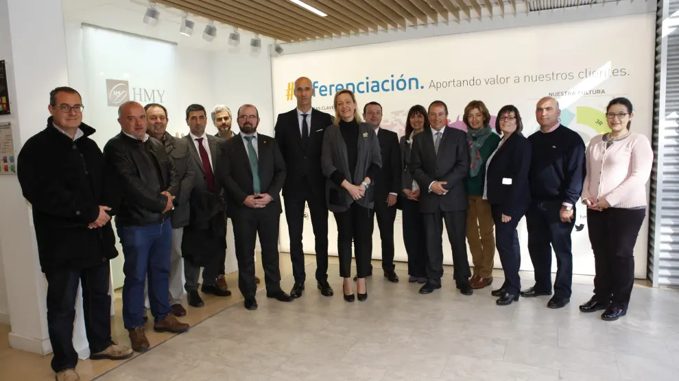 El director general de HMY Yudigar, Benito Pardo, con la consejera de Economía del Gobierno de Aragón, Martán Gastón, y los equipos de ambos
