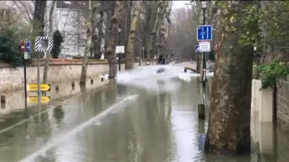 Aprovechan las inundaciones de París para hacer esquí acuático