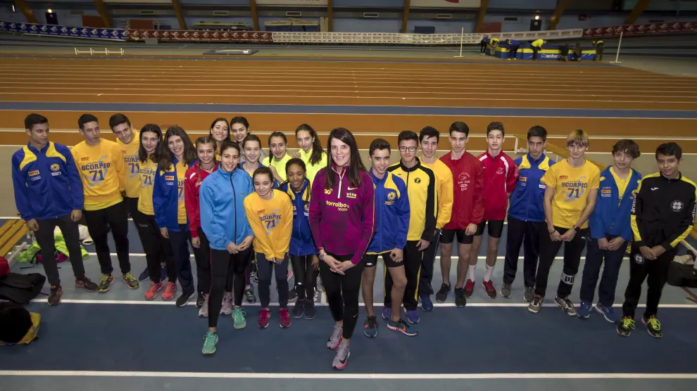 La atleta cántabra Ruth Beitia, ayer, durante el clínic de salto de altura que impartió en el Palacio de los Deportes de Zaragoza.