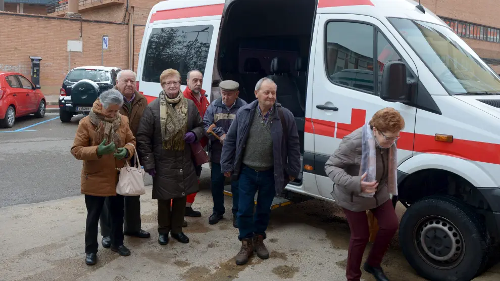 Varios usuarios del transporte adaptado de Cruz Roja procedentes de Alba y Santa Eulalia, a su llegada al hospital Obispo Polanco.