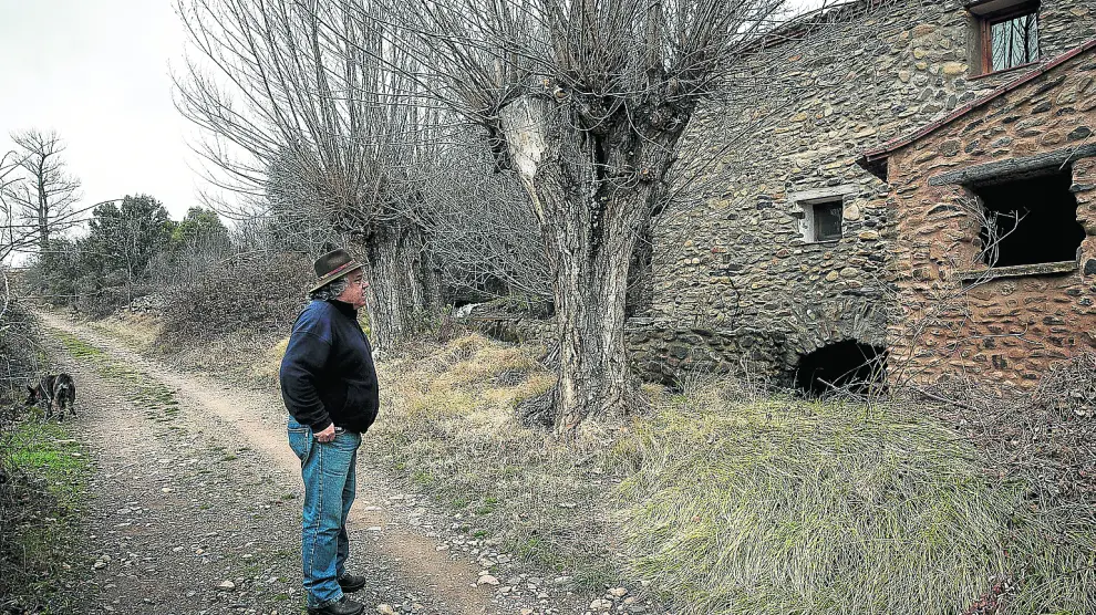 José Sánchez contempla el viejo molino de Alcalá en el que reside desde hace dos décadas.