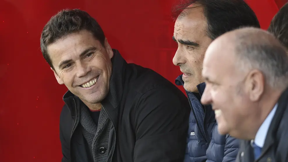 Rubi conversa con su ayudante, Jaume Torras, y con el delegado del equipo durante el encuentro contra el Sevilla Atlético.