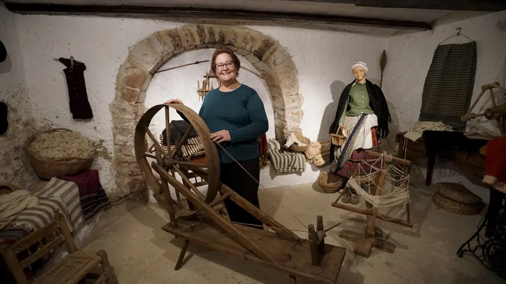 Carmen Leonor Pérez Nages, junto a una rueca de hilar en el museo sobre la lana que ha creado en su casa de turismo rural.