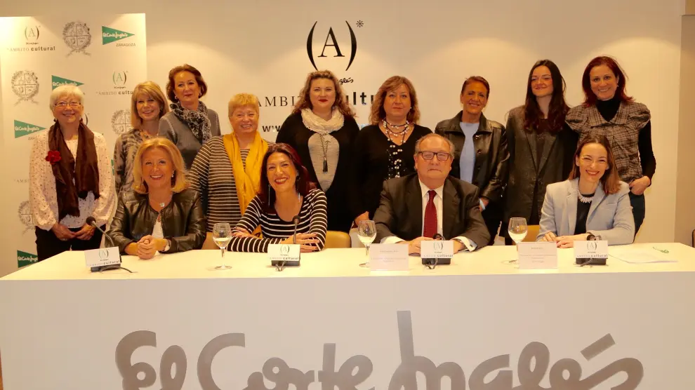 Académicas, participantes en el ciclo y colaboradoras, junto con el presidente de la Academia, Ángel González.
