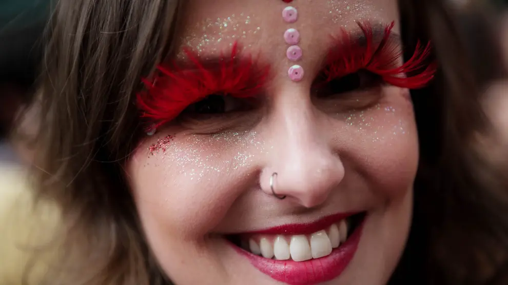 Una mujer posa en una de las comparsas brasileñas de carnaval