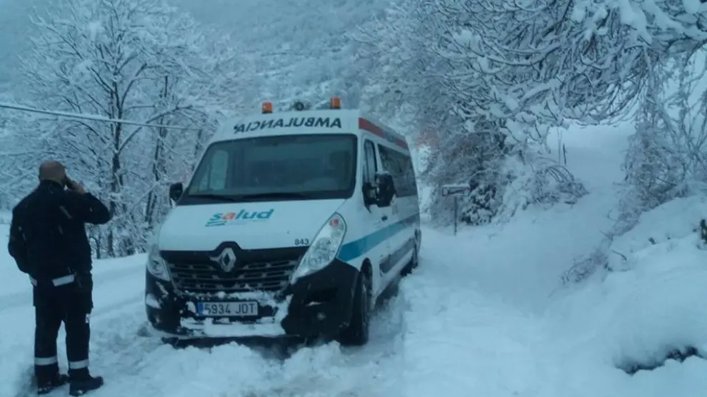Una ambulancia en Gistaín, que ha amanecido con 40 centímetros de nieve
