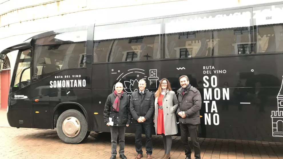 Jaime Facerías, Antonio Cosculluela, Raquel Latre y José Luis Vallés, en la presentación del Bus del Vino 2018.