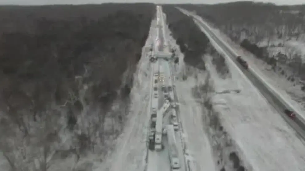 Accidente múltiple colapsa una autopista estadounidense en medio del temporal