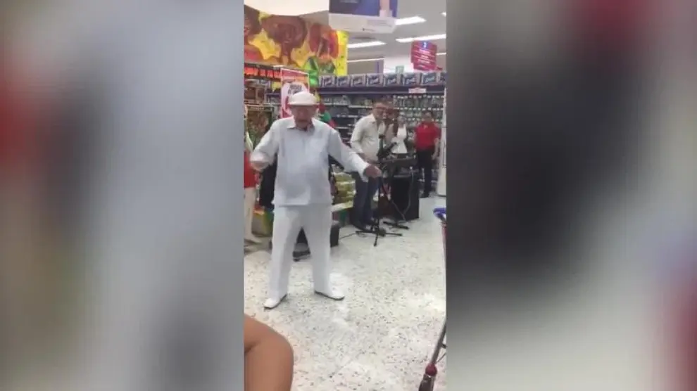 Un anciano conquista con su baile a un supermercado