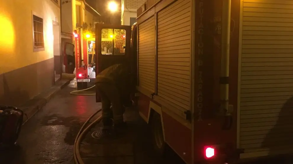Los bomberos trabajan para sofocar el incendio declarado en la vivienda de la calle de San Francisco, en Borja.