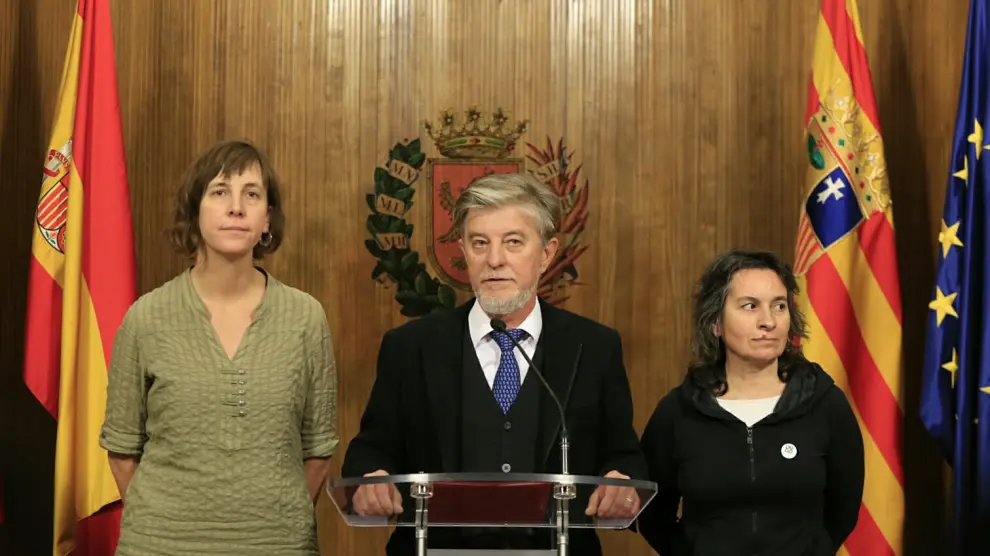 El alcalde, Pedro Santisteve, acompañado de la concejala Teresa Artigas (izquierda) y la vicealcaldesa, Luisa Broto (derecha)