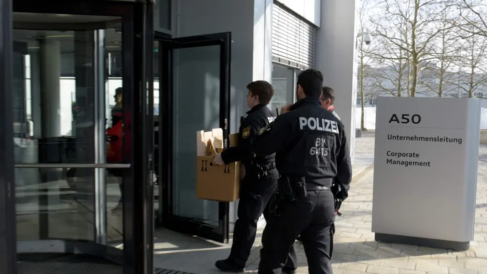 Miembros de la Policía alemana durante el registro en la sede central de Audi.