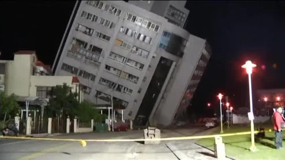 Al menos 2 muertos y 200 heridos tras un terremoto en Taiwán