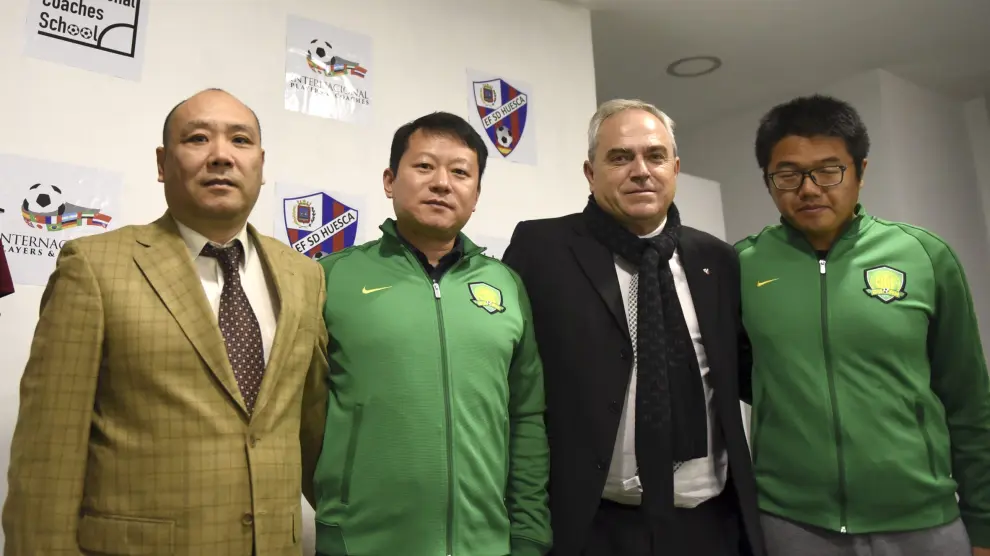 Parte de la delegación del Beijing Guoan chino, con el vicepresidente Zhang segundo por la izquierda, posa junto a José Abarca en la sede de Internacional Players.