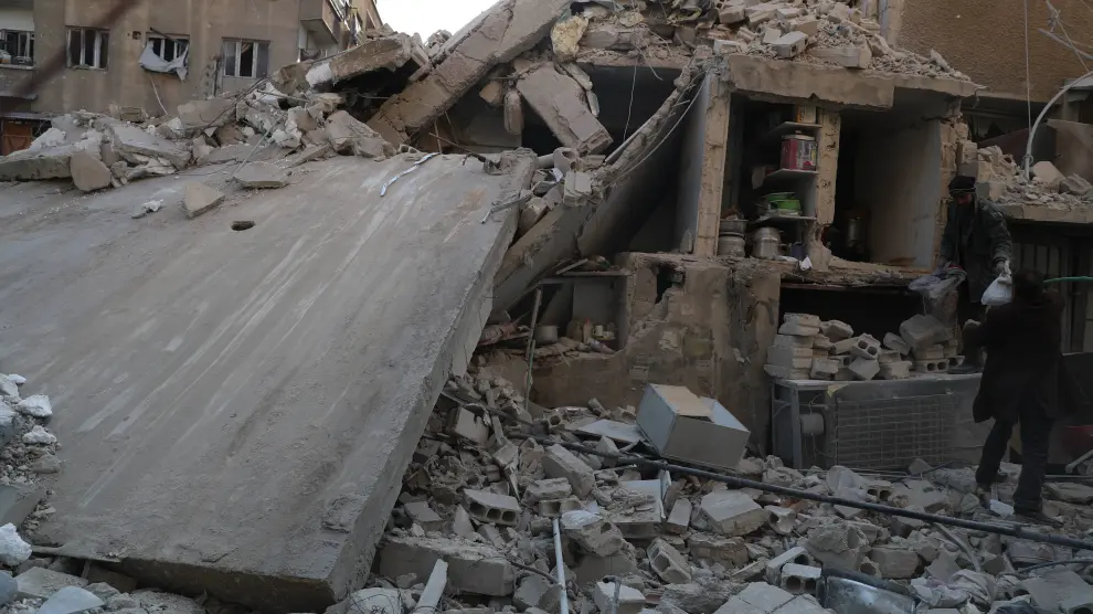 Edificio derrumbado tras un bombardeo en Duma (Siria).
