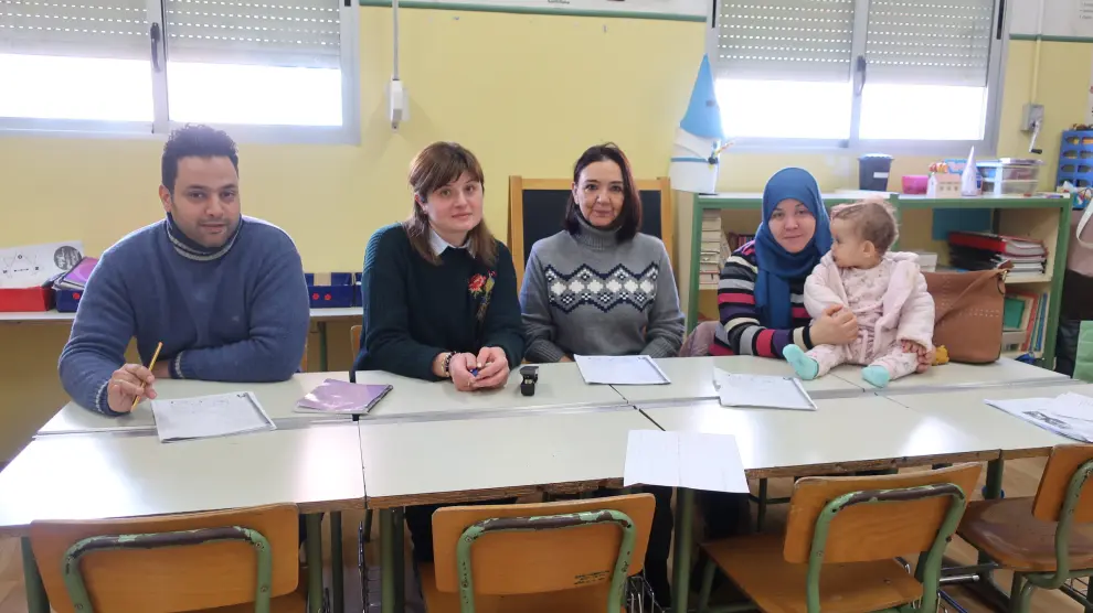 Algunos alumnos y la profesora de los cursos de preparación de la nacionalidad de FAPAR: Saad Saber, Ia Maisuradze, Teresa López y Karima Khaaddaji.