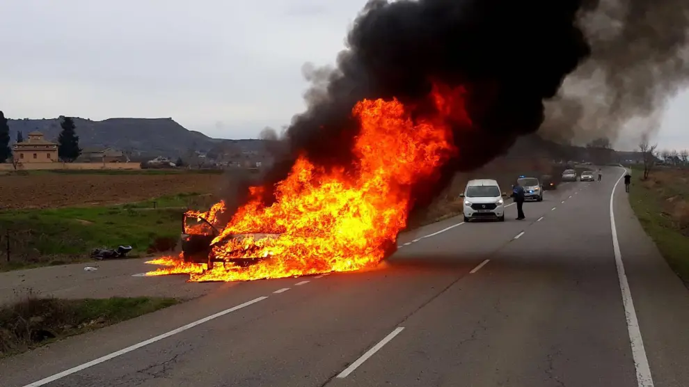 Imagen del vehículo envuelto en llamas.