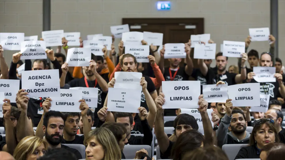 Decenas de personas mostraron su malestar con la oposición mostrando carteles durante un pleno de la Diputación de Zaragoza.