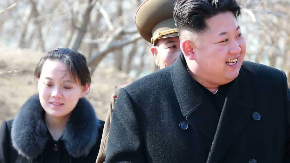 El líder norcoreano, Kim Jong-un, y su hermana pequeña Kim Yo-jong