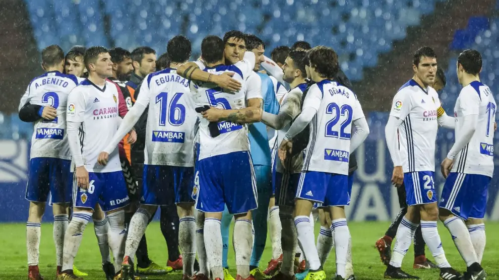 Los jugadores del Real Zaragoza se abrazan para celebrar el primer triunfo en casa en 2018, hace 25 días frente al Tenerife. Luego vendría otro similar ante el Córdoba.
