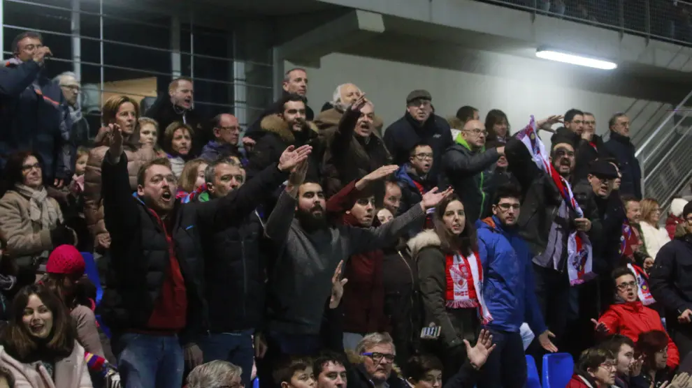 Aficionados del Huesca durante el partido contra Osasuna en El Alcoraz, que ahora invita a seguidores tatuados del Hertha Berlín.