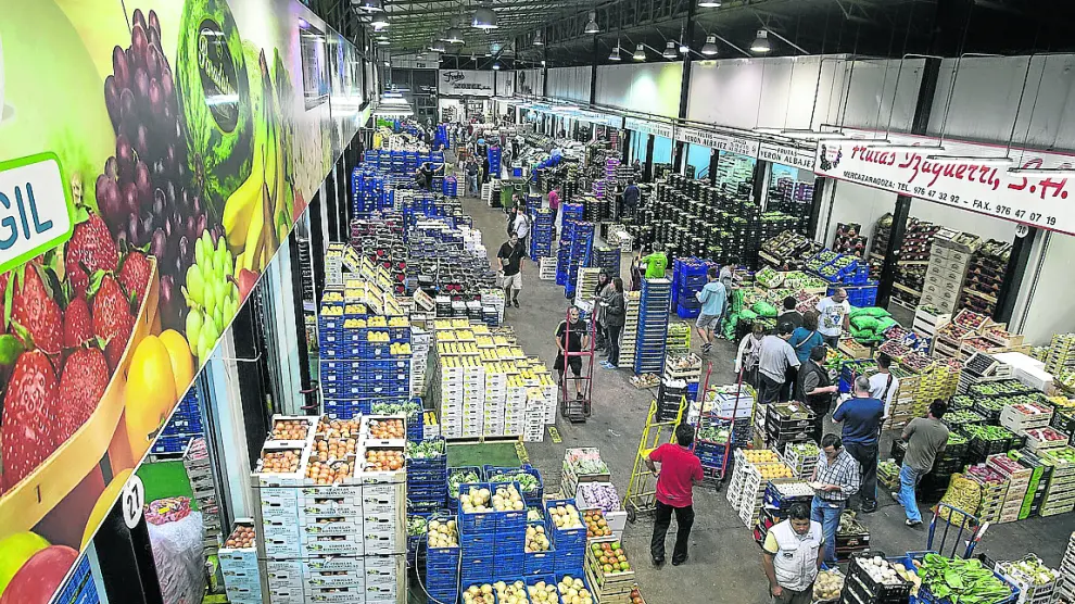 Intensa actividad en el mercado central de frutas y hortalizas de Mercazaragoza.