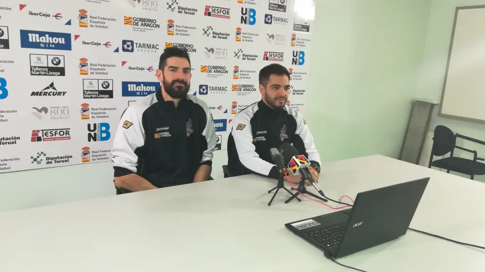 El receptor Maxi Torcello junto al entrenador del CV Teruel, Miguel Rivera