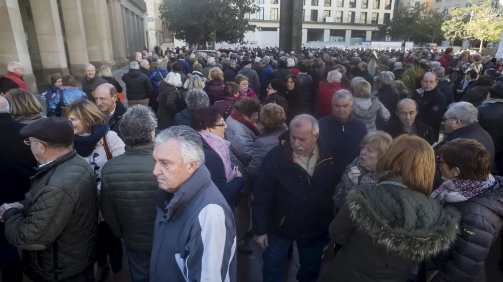 Jubilados reclaman la subida de las pensiones ante la Delegación del Gobierno en Zaragoza