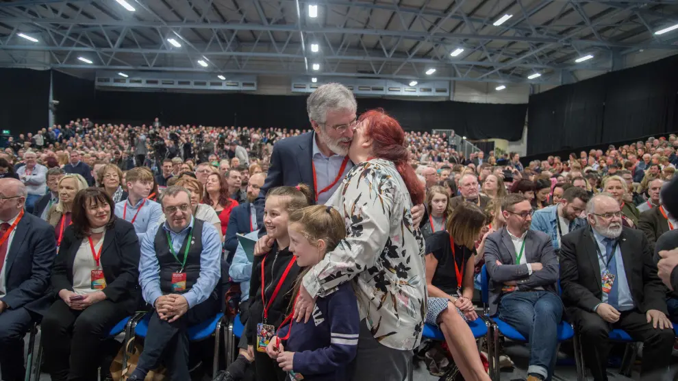 Gerry Adams abandona el liderazgo del Sinn Fein tras 34 años y deja al mando a McDonald