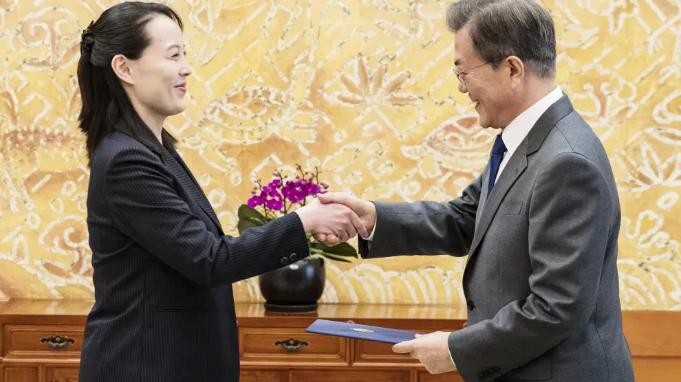 El presidente de Corea del Sur, Moon Jae-in, estrecha la mano a la hermana de Kim Jong-un, de visita en Seul con motivo de la celebración de los Juegos Olímpicos.