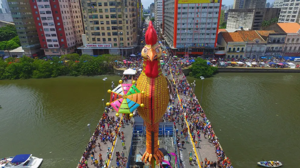 Carnaval en Recife protagonizado por los blocos Galo de Madrugada.