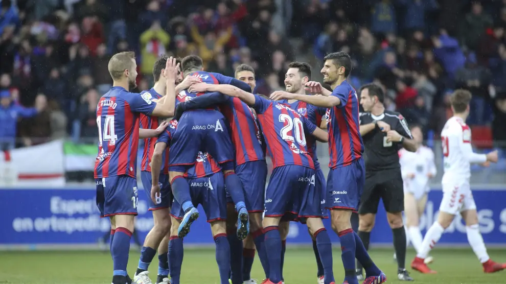 Los jugadores del Huesca celebran el tanto que marcó Jair Amador y que les dio el triunfo contra la Cultura Leonesa (1-0).