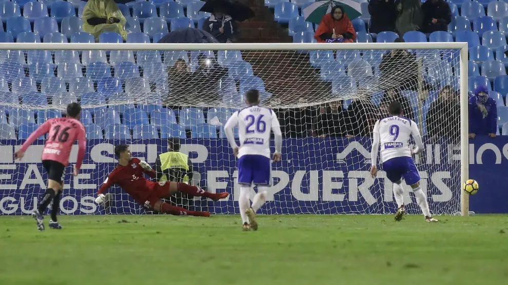 Borja Iglesias, en el momento de fallar el primero de los tres penaltis consecutivos del último mes, en este caso ante el Tenerife (lo envío al poste).