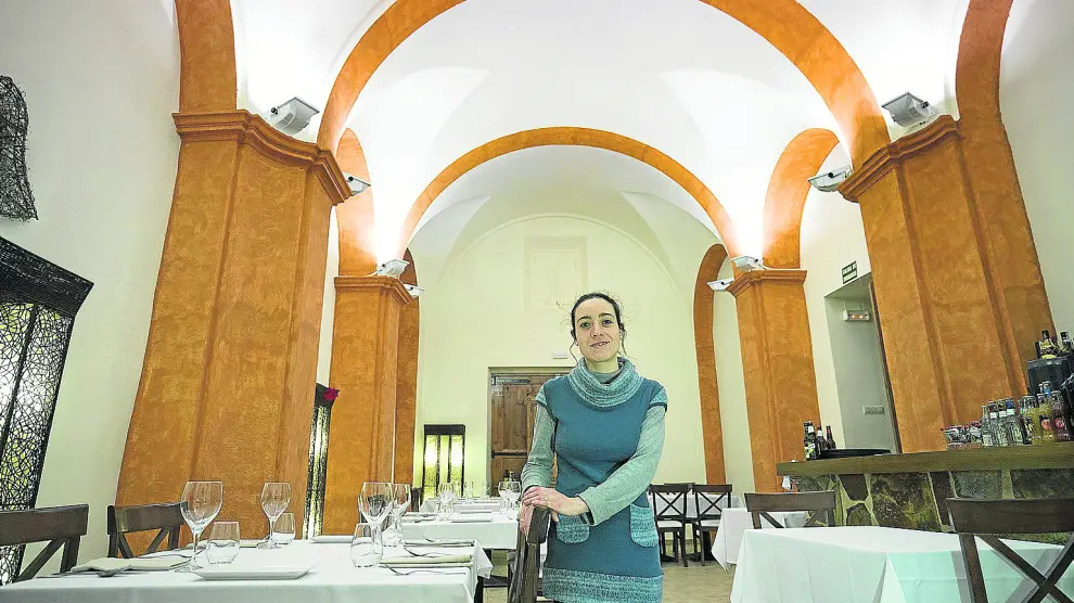 Sonia Gómez, en el comedor del hostal que regenta, habilitado en una antigua ermita.