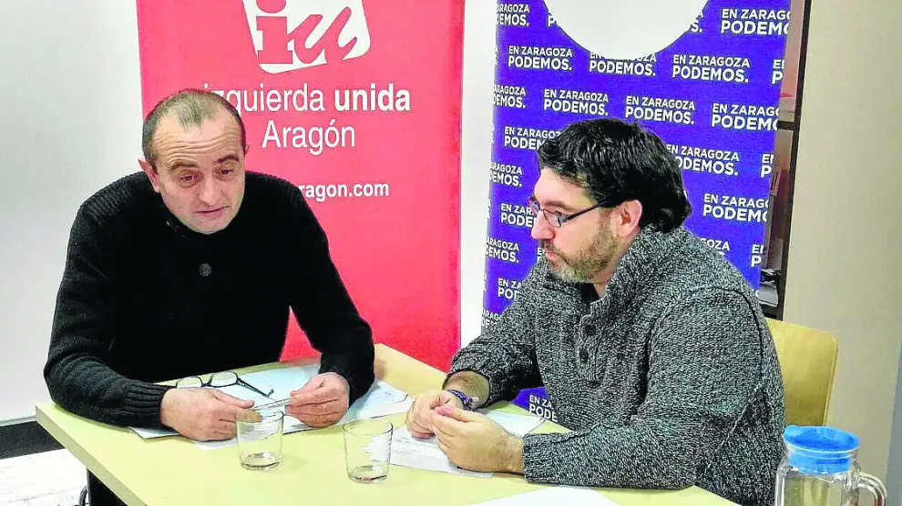 Raúl Ariza (izquierda) y Guillermo Lázaro (Podemos), durante su reunión.