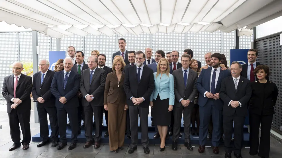 Foto de familia de Rajoy con los barones regionales del partido, entre ellos Luis María Beamonte, antes de la reunión de este lunes.