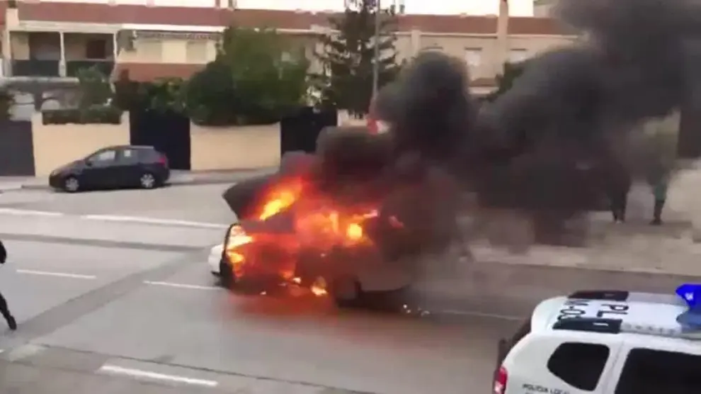 Un coche se incendia y huye de los bomberos