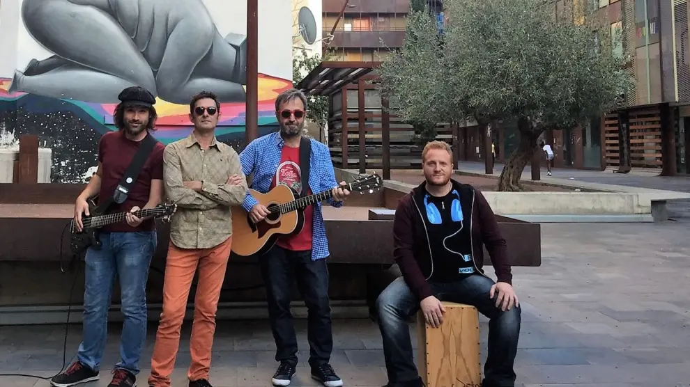 Los músicos que interpretan 'Marcela en la barra del bar':  Fernando Font (voz), Ricardo Pérez (bajo), Nacho Flores (percusión) y Alfonso Vicente-Gella (guitarras), durante el rodaje en Las Armas.