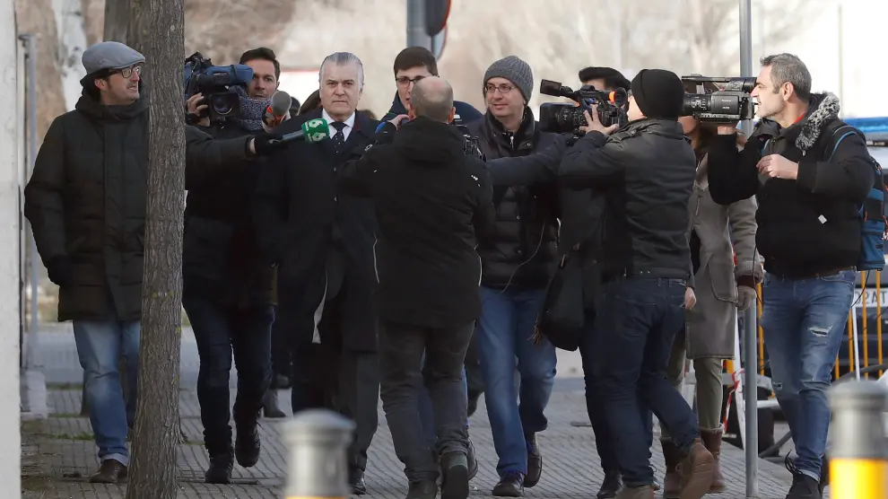 Barcenas, rodeado de periodistas, a su llegada al juzgado.