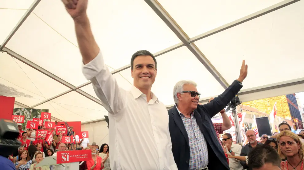 Pedro Sánchez y Felipe González en el cierre de campaña del PSOE de 2016.